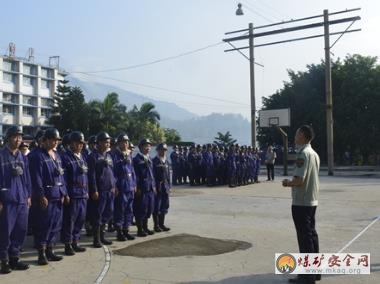 攀煤花山礦軍事化訓練練“新兵”