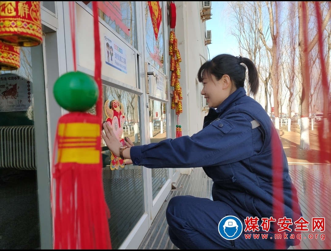 春節臨近，神東煤炭集團設備維修中心很多家在外地的員工響應公司號召，選擇就地過年。他們貼窗花、粘福字，營造溫馨的氛圍。“就地過年”也是“在家”過年。​