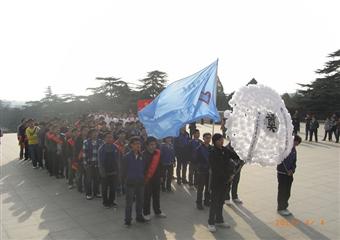 信電學院誌願者參加淮海戰役紀念塔清明祭祀活動