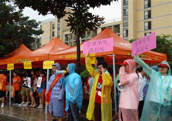 風雨無情人有情  中國礦業大學雨中迎新