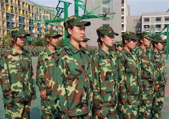 軍中綠花，鏗鏘玫瑰——中國礦大礦業學院軍訓隊伍中的“娘子軍”