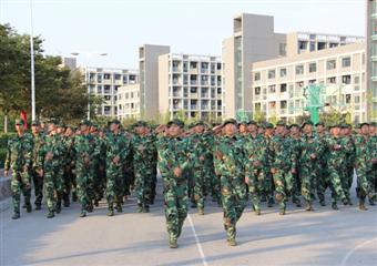 中國礦大礦業學院軍訓分列式方陣緊張訓練中