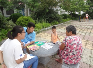 中國礦業大學文法學生會暑期社會實踐團走訪躍進村農戶進行環境調查