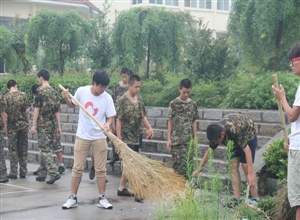 中國礦業大學“關注青少年”實踐服務團與勵誌少年軍校師生打掃衛生