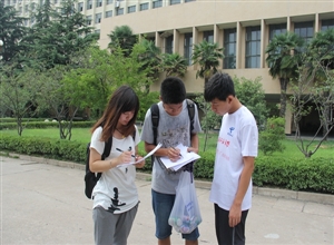 礦業學院“調研食品安全現狀，共促和諧社會新風”實踐團開展校園問卷調查活動