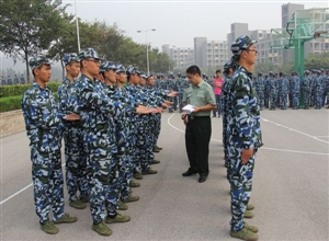 中國礦大礦業學院舉行軍訓隊列會操表演