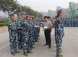 “特殊的軍訓教官”——礦業學院13級輔導員與新生共軍訓