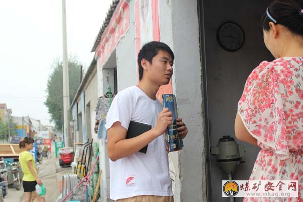 中國礦大大學安全工程學院“七月書海—我的中國夢”暑期實踐團隊在葛樓開展“我為書狂”係列活動