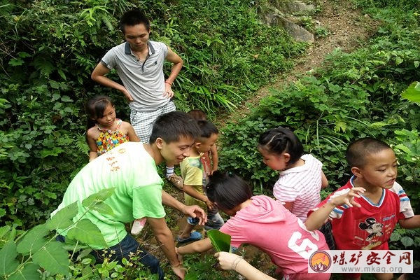 礦業學院“小草”團隊陪孩子遊玩