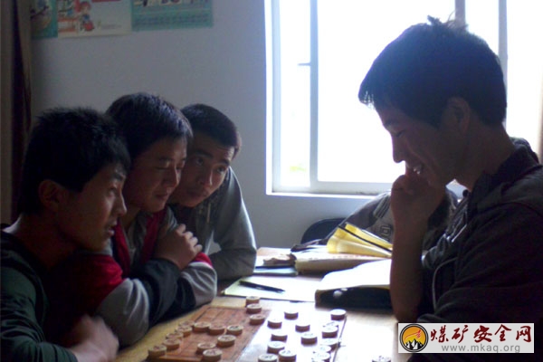 中國礦業大學心靈雙約支教團寧夏分隊與學生進行棋藝對決