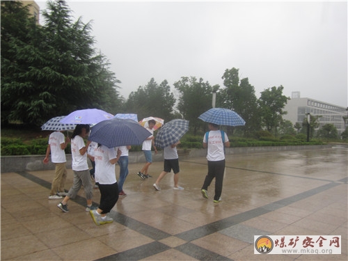 中國礦大“綠色化工”實踐團冒雨宣講