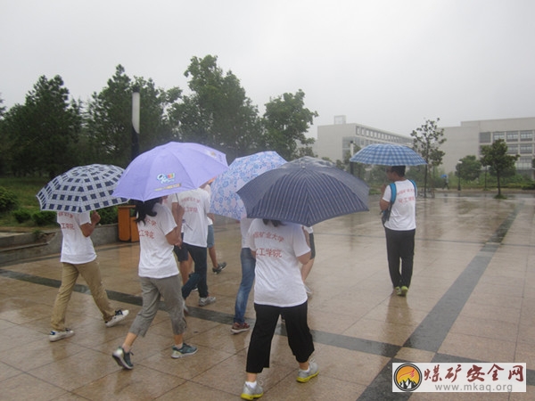 “徐州之光”在風雨中前行