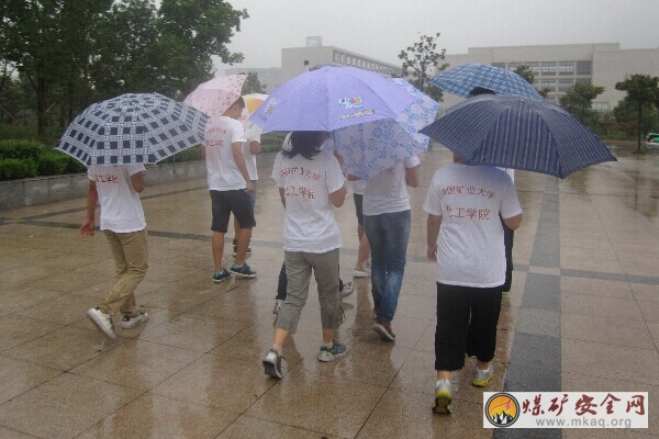 科技支農幫扶團的雨中活動