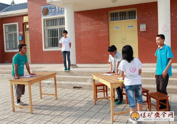 中國礦業大學心靈雙約支教團寧夏分隊隊員與高一學生共同排練小品