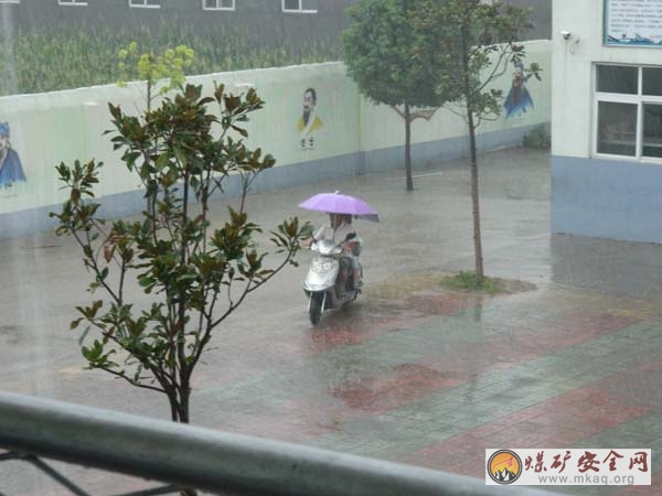 愛心陽光之隊支教團成員雨天堅持上課