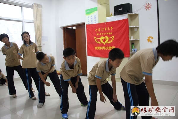 中國礦業大學信電學院羽翼網絡支教團在連雲港益海助學中心開展趣味運動會