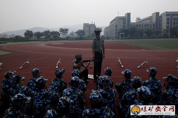 礦業學院新生軍訓打靶射擊訓練火熱進行中