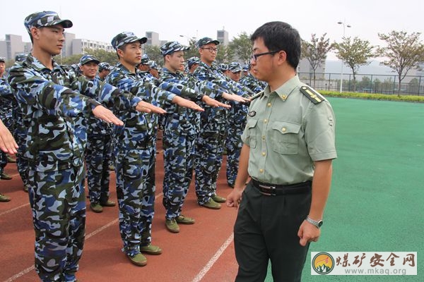 礦業學院進行軍訓儀容儀表檢查