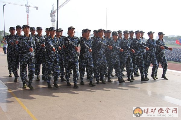 礦業學院14級新生參加第一次軍訓隊列會操評比