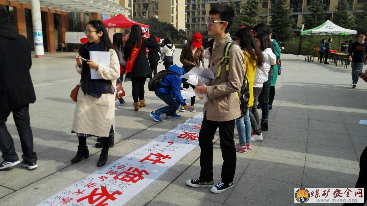 “抵製白色汙染”——中國礦業大學管理學院經貿14-1班開展環保主題誌願者活動