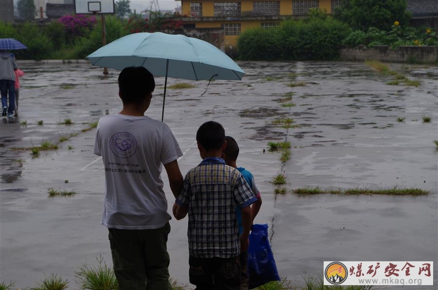 支教顯真情——礦業學院心靈雙約支教團冕寧一隊隊員冒雨送孩子