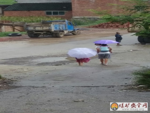 中國礦業大學力建學院築夢四分隊隊員冒雨送學生回家