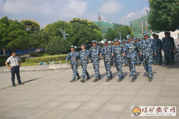 機電工程學院黨委副書記張洪指導2015級新生軍訓