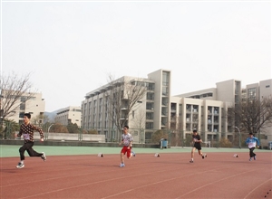 奔跑中的青春—電力學院健兒們揮汗田徑場