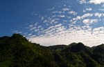 礦區的藍天青山和白雲（李洪軍攝影作品）