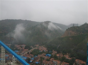 礦山附近的鴨河灣村雨後的景色更加迷人