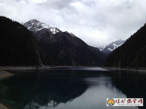 平靜的湖麵倒映著蒼茫的雪山，奇特的景象讓人恍惚進入幻境當中！<br />