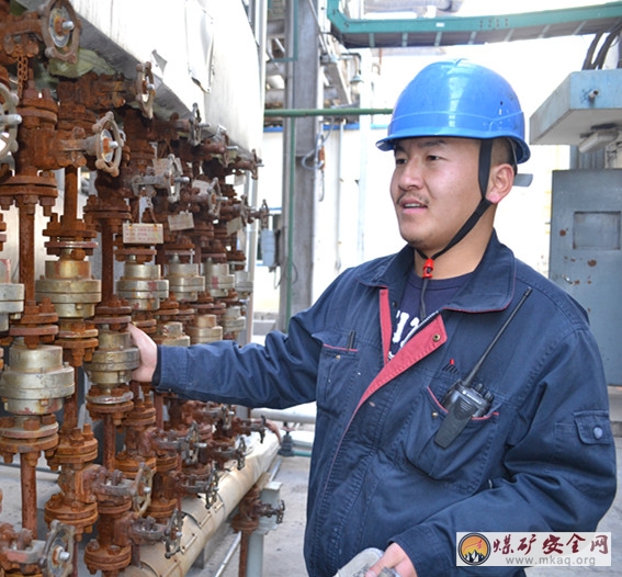 圖為車間青監崗員檢查蒸汽伴熱分氣缸_