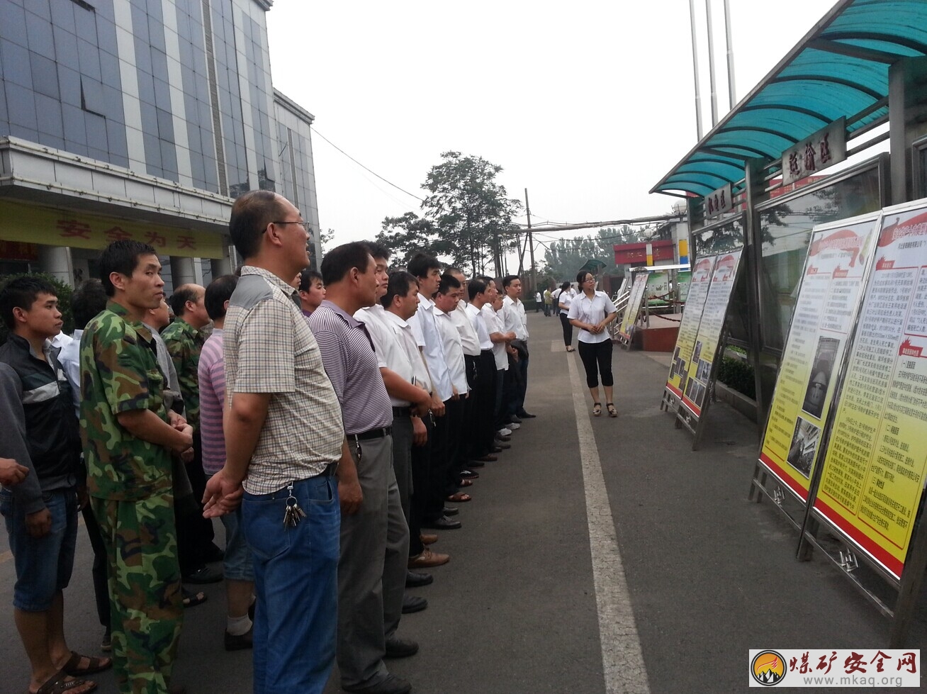  7月份，冀中能源峰峰集團新屯礦利用職工業餘時間開展警示教育活動，通過6名講解員對24個事故案例的詳細介紹，使我礦廣大幹部職工受到了深刻的教育，在安全生產中起到了警示教育。