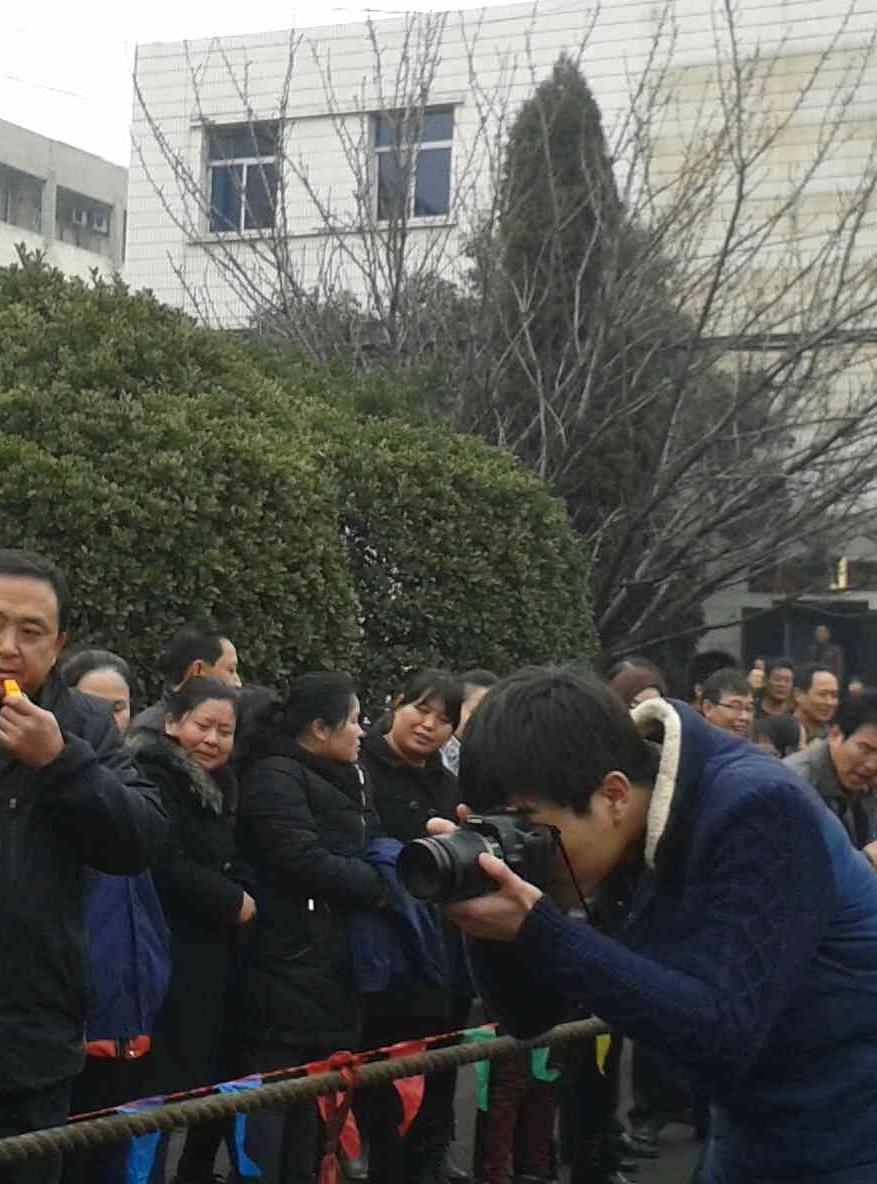 熱鬧非凡的拔河場麵 任愛英攝影作品