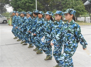 張瑤瑤:軍中綠花——記軍訓中的文法女生