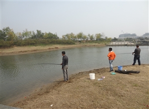 萬祖波 作品《魚釣之樂 長站不疲》