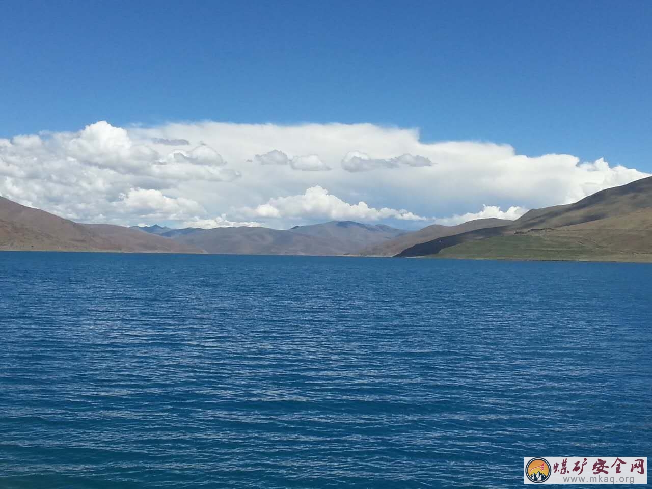 白雲飄，湖水藍