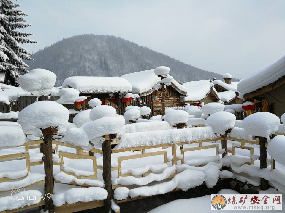 北國農家小院雪色