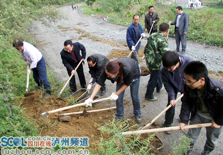 瀘州敘永：煤礦機關人員國慶義務勞動修築礦路