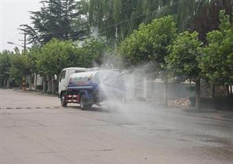 澄合王村社區灑水車噴灑作業“送清爽”跑得歡