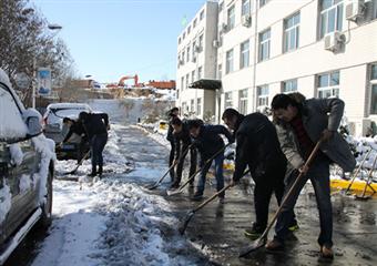 陝北礦業生產服務分公司誌願者雪中修起愛的通道