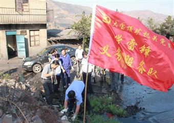 攀煤大寶頂礦“學雷鋒”服務隊開展“雨季三防”義務勞動