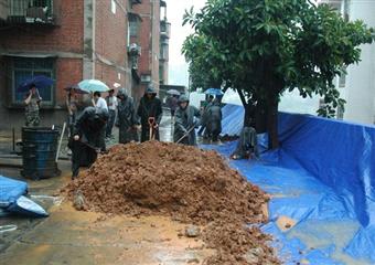 攀煤花山礦民兵應急小分隊冒雨排險