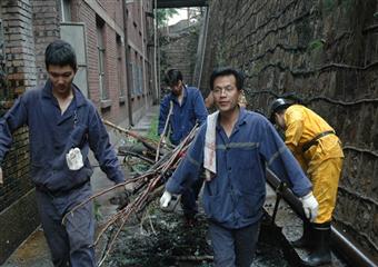 攀煤花山礦冒雨整治環境衛生