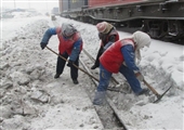 天業集團物流公司積極組織人員清理龍門吊軌道積雪