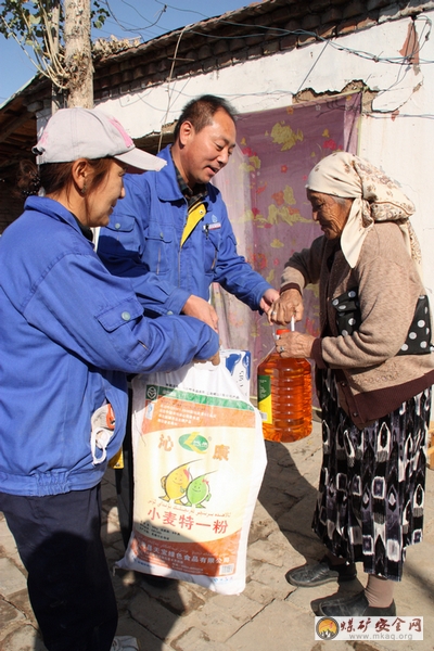 天業塑料總廠工會慰問穆斯林勞模遺孀