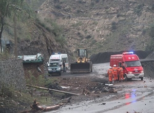 南山地區暴雨引發山洪40名受困遊客在洪水中全部得到救援