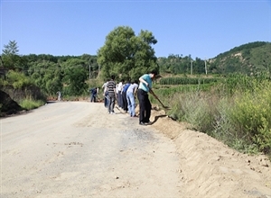 永明煤礦機關人員義務勞動修整道路