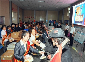 彬長大佛寺礦中秋送真情慰問到井口