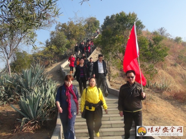 攀煤花山礦舉行慶元旦迎新年登山比賽